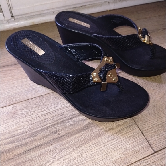 💥CLOSING Nov.1 SALE 💥 GUESS women's sandals with gold hardware - Picture 2 of 10